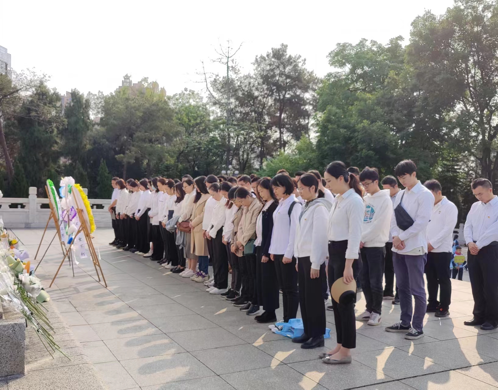 市排水公司黨總支、南寧建康環(huán)保公司黨支部開(kāi)展“緬懷革命先烈，賡續紅色基因”聯(lián)合主題黨日活動(dòng)