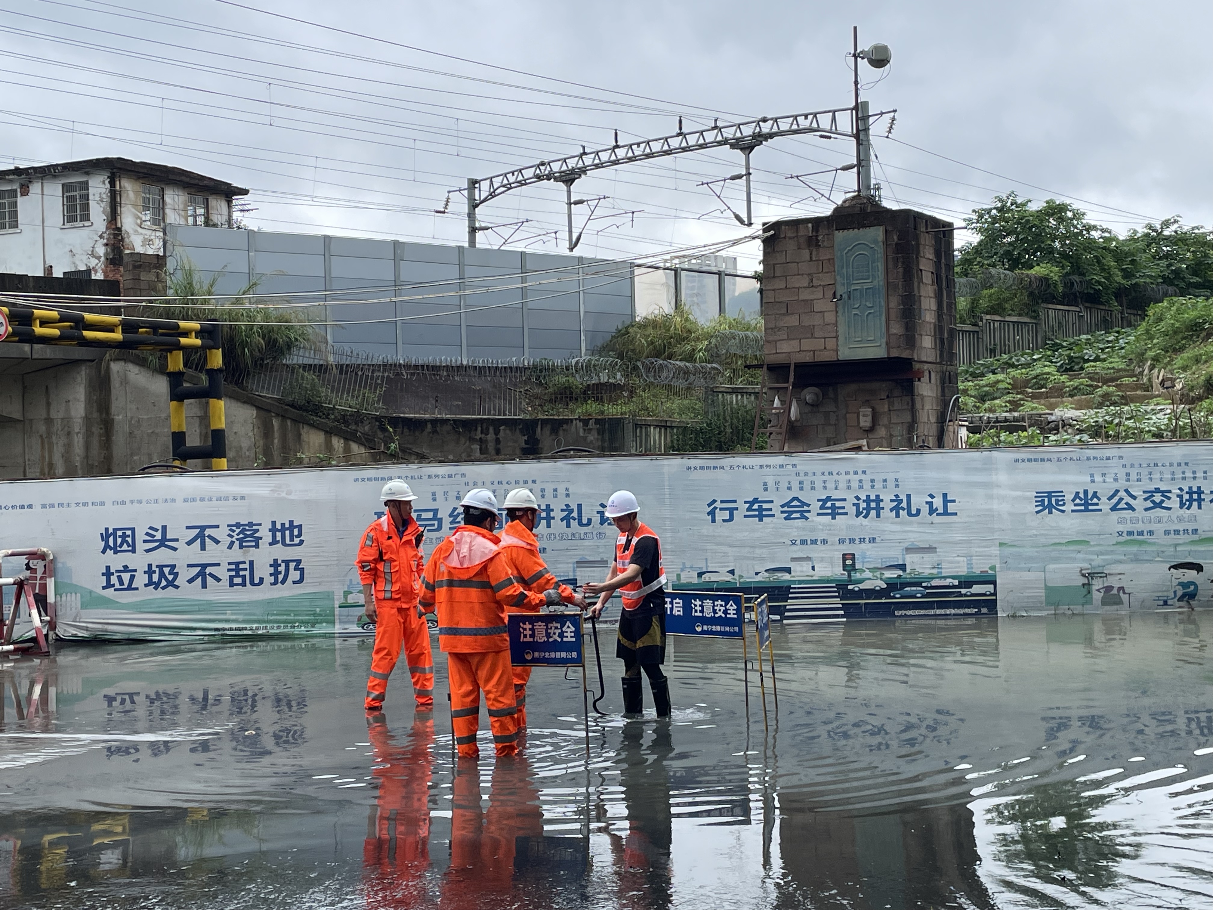 積極應對強降雨，市排水公司連夜出擊排水搶險